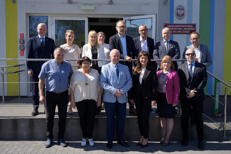 zdjęcie grupowe w siedzibie marszałka sejmiku przedstawicieli grantobiorców